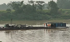 Bắt giữ 2 thuyền sắt bơm hút cát trái phép trên sông Mã 
