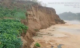 Đề nghị công an vào cuộc sau vụ sạt lở bờ sông Mã, yêu cầu tạm dừng khai thác 2 mỏ cát