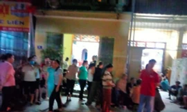 Người dân Quảng Nham, huyện Quảng Xương (Thanh Hoá) tập trung mong ngóng thông tin về người thân đang bị mất tích.