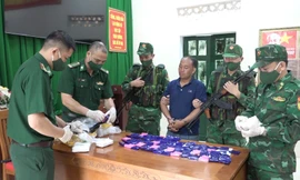 Dùng dao nhọn chống trả khi bị bắt quả tang vận chuyển ma túy qua biên giới 