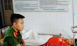 Thiếu uý Vi Văn Thắng bên cạnh Sung Văn Dế