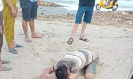 Người cha khóc ngất khi hai con tử vong lúc đi tắm biển
