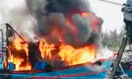 Thanh Hóa: Tàu cá đang neo đậu bất ngờ bốc cháy như đuốc