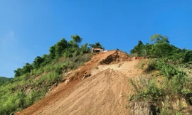 Hạ độ cao quả đồi bị nứt ven quốc lộ 15 qua Thanh Hoá