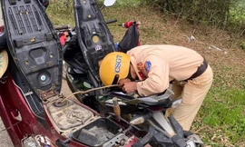 Chiến sỹ CSGT hút chuyển xăng cho xe gặp sự cố trên đường ở miền núi Thanh Hóa