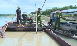 Bắt giữ nhiều tàu, phương tiện khai thác đất, cát trái phép 