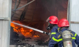 Cháy xưởng thu mua phế liệu ở Thanh Hoá, khói bốc cao hàng chục mét