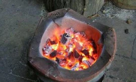 Hai vợ chồng tử vong bên chậu than củi đã tàn