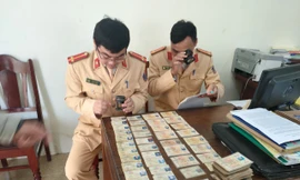 Lực lượng CSGT huyện Quan Sơn kiểm tra giấy phép lái xe giả