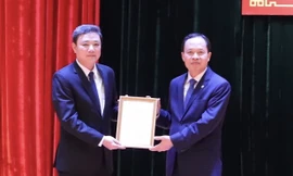 Bí thư Tỉnh ủy Thanh Hóa Trịnh Văn Chiến trao quyết định cho ông Lê Anh Xuân.