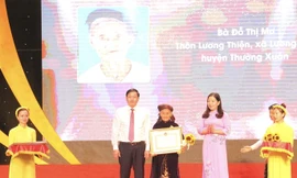 Cụ bà 84 tuổi xin 'thoát nghèo' và đôi bạn cõng nhau tới trường được tôn vinh