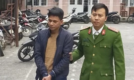 Cô gái đang ngủ bị kẻ lạ mặt đột nhập vào nhà dí dao, cướp tài sản