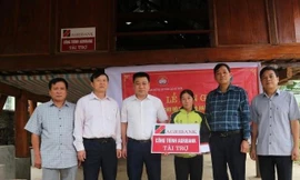 Thanh Hoá: Trao tiền hỗ trợ xây dựng nhà đại đoàn kết cho 100 hộ nghèo ở huyện Quan Sơn