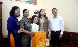 Phó Chủ tịch nước Võ Thị Ánh Xuân thăm hỏi cô giáo không tay ở Thanh Hoá