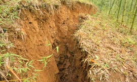 Xuất hiện nhiều vết nứt lớn ở chân dốc Sáp Ong - quốc lộ 15A ở Thanh Hoá