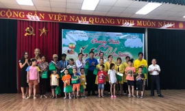 Trao quà cho bệnh nhân Bệnh viện Nhi Thanh Hoá