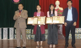 Khen thưởng hai nữ sinh nhặt được của rơi trả người đánh mất