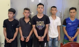 Đang uống nước hóng mát thì bị cướp kề dao vào cổ 