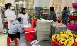 Cơ quan chức năng chưa công bố kết quả xét nghiệm thực phẩm được lấy mẫu tại Trường Điện Biên 1.