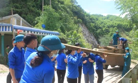 Đoàn viên thanh niên hỗ trợ di dời 35 hộ dân khỏi vùng bị sạt lở do mưa lũ