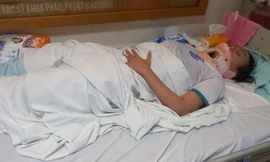 Nữ sinh lớp 11 bị đánh hội đồng gãy đốt sống cổ