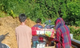 Sạt lở nghiêm trọng, đất đá chắn ngang Quốc lộ 15C ở Thanh Hóa