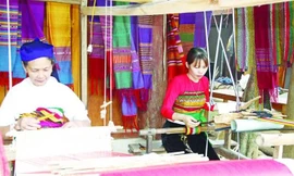 Phát triển sản phẩm thổ cẩm truyền thống gắn với du lịch