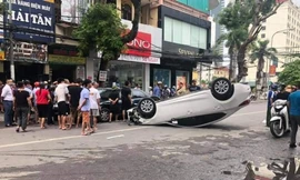 Đâm vào xe khác, ô tô 5 chỗ lật ngửa giữa phố đông người