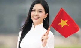 Thí sinh Hoa hậu Việt Nam mặc áo dài trắng hòa cùng không khí đại lễ