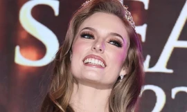 Hai á hậu Trái Đất cùng từ bỏ danh hiệu