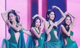 Lý do sân khấu Hoa hậu Việt Nam hình chữ X và màn bikini màu xanh kín bưng