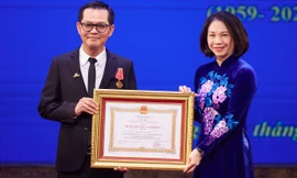 NSND Trung Hiếu nhận Huân chương