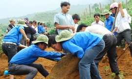 Thanh niên làm tình nguyện tại vùng cao Ảnh: Tùng Duy