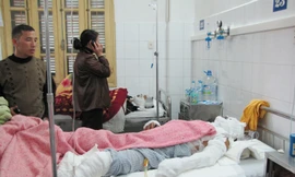 Anh Nguyễn Huy Việt,chủ cửa hàng gas Phú Vinh, bị bỏng 60%, đang nằm điều trị tại Bệnh viện Xanh Pôn. Ảnh: Tuấn Nguyễn