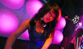 Theo chân một DJ nữ đi bar