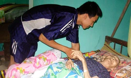 Chàng sinh viên 10 năm phụng dưỡng Mẹ Việt Nam anh hùng