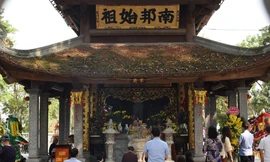 Dòng người viếng lăng, đền Kinh Dương Vương nhân ngày Giỗ Tổ