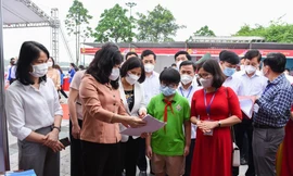 Bí thư Tỉnh ủy Bắc Ninh Đào Hồng Lan, Chủ tịch UBND tỉnh Bắc Giang Nguyễn Hương Giang thăm quan các gian hàng tại triển lãm.