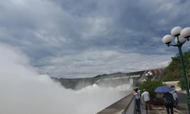 Hình ảnh thủy điện Hòa Bình xả lũ cực mạnh, nước cuồn cuộn như sóng thần