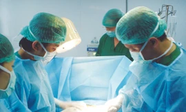 Một ca phẫu thuật nâng ngực được thực hiện tại BV Saint Paul	Ảnh Th.Hà