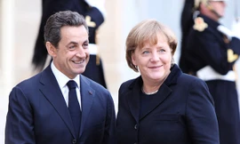 Tổng thống Pháp Nicolas Sarkozy đón Thủ tướng Đức Angela Merkel tại Điện Elysee. Ảnh: Zuma Press