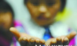 Hai bé gái Trung Quốc bị bỏ đói đến chết