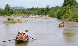 Đi thuyền trên sông Ba là hình ảnh thơ mộng không còn nữa