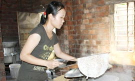 Còng lưng làm thuê lấy tiền nhập học