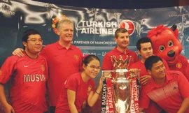 Cựu danh thủ MU cùng người hâm mộ Việt Nam Ảnh: Tường Vũ