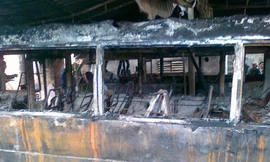 Cháy nhà trong đêm thiêu rụi ba ô tô