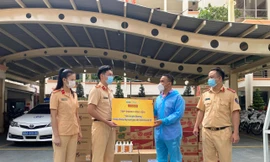 Nghệ sĩ Quyền Linh đã cùng với các tình nguyện viên của Tập đoàn Hoa Sen và các mạnh thường quân đã không ngại nguy hiểm, đi các con đường, ngõ hẻm để trao tới tận tay bà con từng bao gạo, gói mì trong giai giai đoạn căng thẳng của đại dịch.