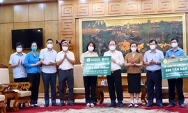Đại diện Tập đoàn Tân Long vừa trao tặng 500 tấn gạo và 2,5 tỷ đồng cho tỉnh Bắc Giang