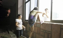 Sinh viên dựng lều lúc nửa đêm để… nhận chỗ ngồi