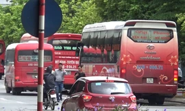 Nhức nhối 'xe rùa bò' vòng vèo bắt khách trước cổng bến xe Mỹ Đình